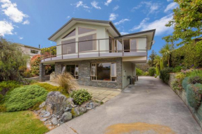 Retro Ski Lodge - Wanaka Holiday Home